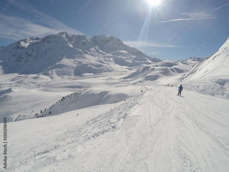 montagne en hivers dans les alpes francaise avec du soleil et un ciel bleu sans nuage stockpack adobe stock