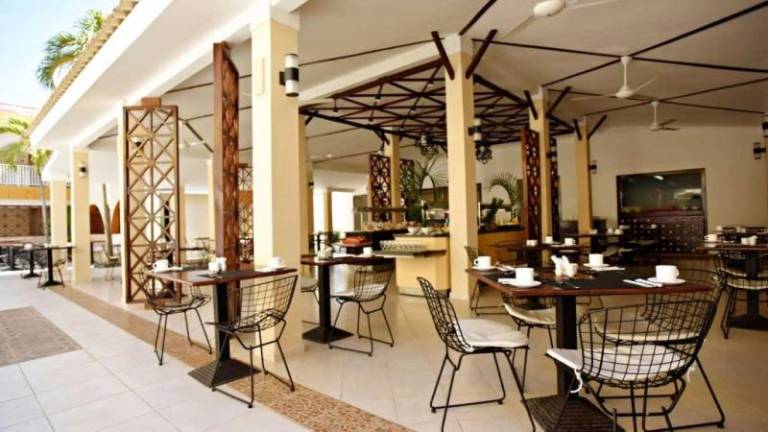 decouvrez-yunior-au-restaurant-las-palmas-a-varadero