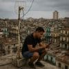 À Cuba, la quête quotidienne d’un accès internet sur les toits