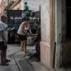 Distribution de bonbonnes de gaz dans une ruelle résidentielle