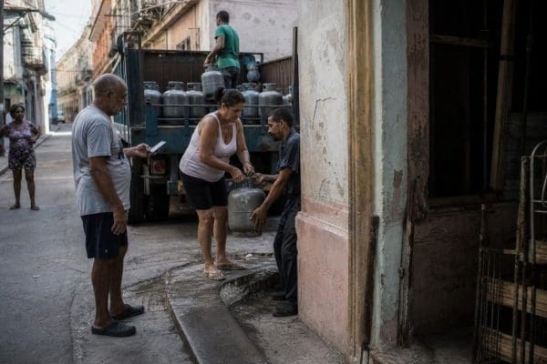 Distribution de bonbonnes de gaz dans une ruelle résidentielle
