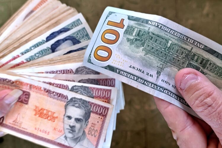 El dólar bate un récord histórico en el mercado informal cubano al alcanzar los 400 pesos