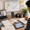 Espace d’étude pour l’apprentissage des langues avec ordinateur, tablette, téléphone, cahier et tableau de routine quotidienne