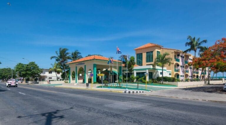 Façade du Hotel Los Delfines Varadero au centre-ville
