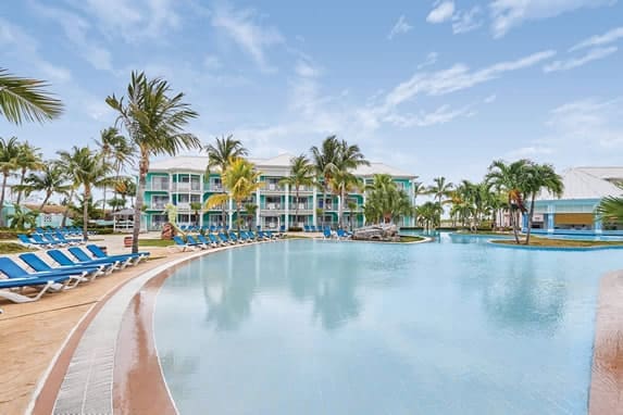Piscine entourée de palmiers à Playa Punta Hicacos, ancien Swandor Varadero Beach
