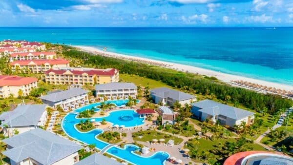 Vue aérienne historique de Princesa del Mar Varadero avec plage et piscines