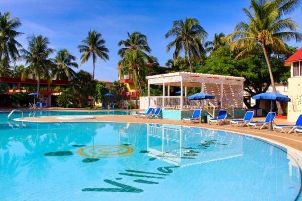Piscine extérieure centrale de Villa Tortuga Varadero entourée de palmiers