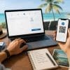 Voyageur préparant un voyage avec ordinateur portable, téléphone à code QR, passeport et liste de vérification